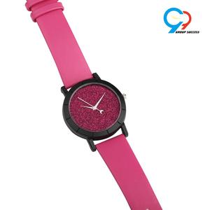 <span class=keywords><strong>Orologio</strong></span> da Polso da <span class=keywords><strong>Donna</strong></span> con Quadrante <span class=keywords><strong>Rosa</strong></span> Brillante, Cassa in Lega Nera e Cinturino in Pelle, <span class=keywords><strong>Orologio</strong></span> Analogico al Quarzo Promozionale per Natale - Product Image 5