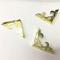 Protecteur d'angle en métal triangulaire pour boîte en bois avec clou