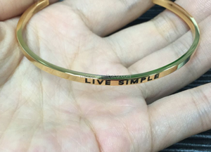 Pulseira de Aço Inoxidável com Mantra Inspirador, Bracelete Aberto com Citação em Relevo - Product Image 5