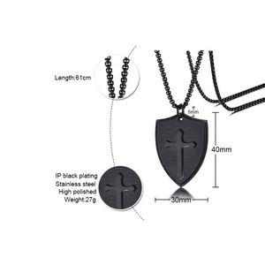 Collana con Pendente a Croce e Scudo in Acciaio Inossidabile con Versetto Biblico Inciso per Uomo - Product Image 3