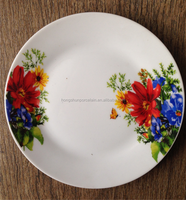 Assiettes plates en porcelaine bon marché et fragiles
