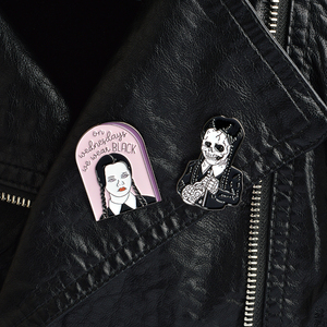 QIHE regalo para la hermana Familia Addams inspirado esmalte esqueleto Pin broches - Product Image 4