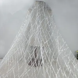 Tessuto di pizzo all over in rete di paillettes bianche ricamate alla moda per abito da indumento