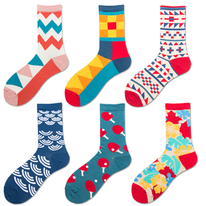 Vente en gros de chaussettes amusantes en coton peigné de haute qualité Chaussettes de bande dessinée avec logo personnalisé Chaussettes pour hommes - Product Image 1