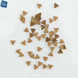 Hot Selling 6*6mm 8*8mm 10*10mm Kleidungs stück Dreieck Nagel köpfe Metall Nieten Hot Fix Convex Dome Bronze Eisen auf Strass