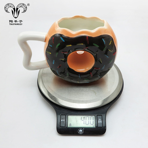 Taza de Cerámica con Forma de Donut - Delicioso Donut con Glaseado Rosa y Chispas - Divertido con la Inscripción... ¡Donuts! - Product Image 6