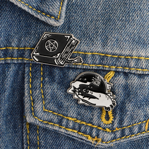 QIHE serie de Halloween alta calidad Punk estilo esmalte <span class=keywords><strong>libro</strong></span> mágico cristal broche - Product Image 4