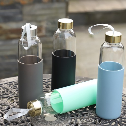 Glass sport bottle,heat resistant drinking glass bottle with wooden lid and siliscone sleeve