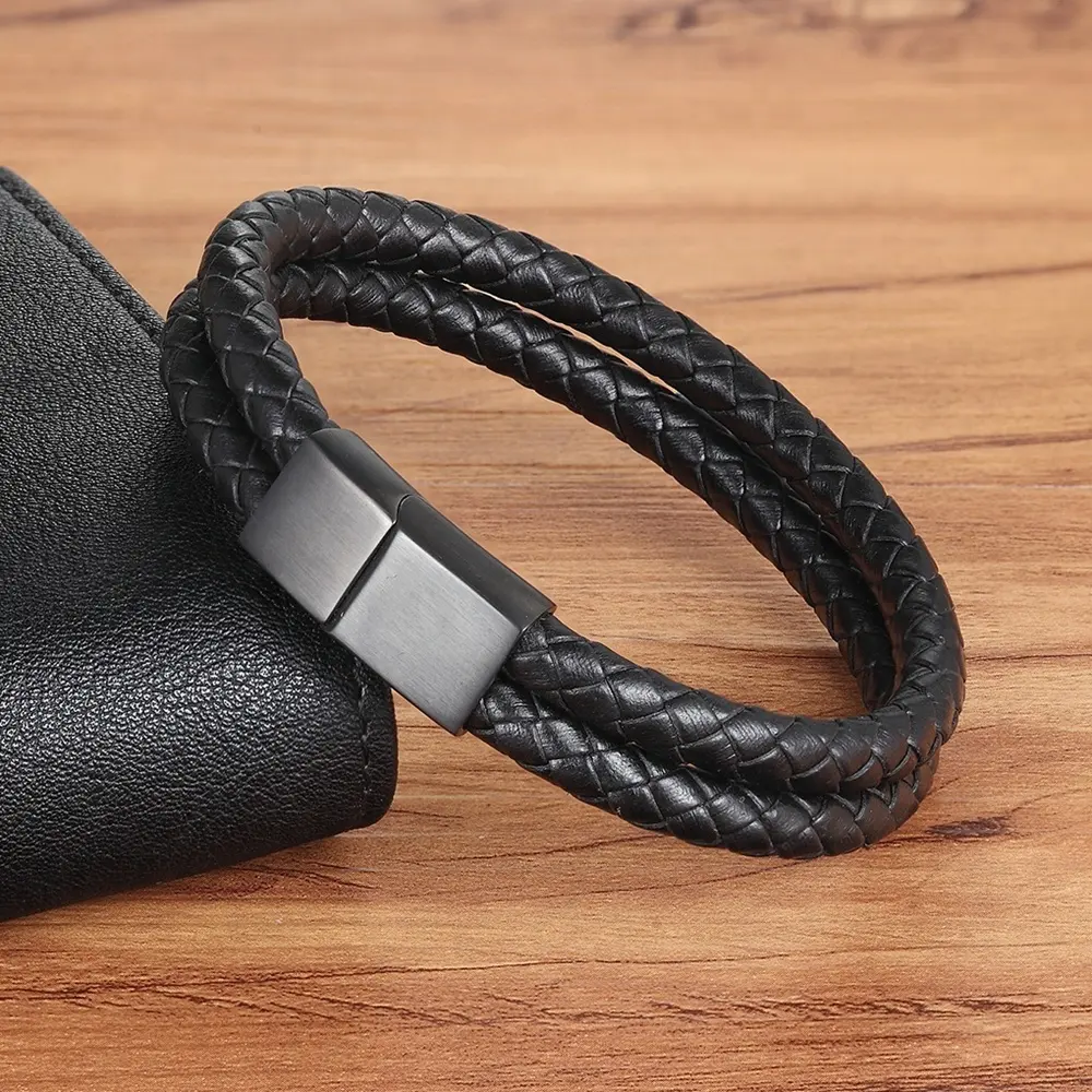 Pulseira de couro masculina, design personalizado de aço inoxidável pulseira de couro genuíno dupla camada de ímã fecho gravado logotipo pulseira preço de fábrica