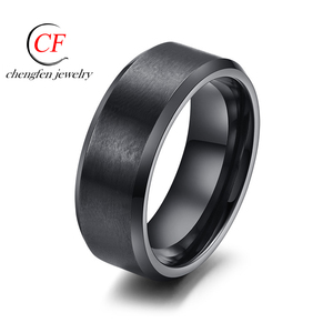 Anello smussato in acciaio nero opaco centro uomo Comfort Fit fede nuziale placcatura PVD anello da uomo di alta qualità