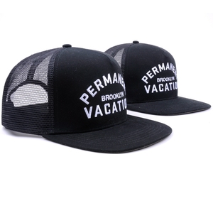 Gorra Trucker Negra Personalizada de Perfil Bajo con Visera Plana y Cierre a Presión, Gorra Trucker de Malla Bordada - Product Image 3