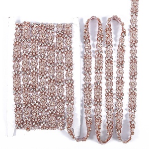 Gli accessori all'ingrosso della disposizione del cristallo di rocca di bling cucono sulla cinghia di cristallo bianca del <span class=keywords><strong>vestito</strong></span> da cerimonia nuziale di applique del corpetto della correzione a caldo <span class=keywords><strong>per</strong></span> il <span class=keywords><strong>vestito</strong></span> da sposa RH9 - Product Image 4