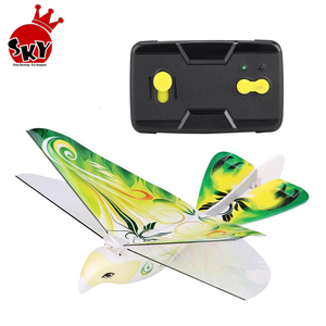 RC <span class=keywords><strong>flying</strong></span> <span class=keywords><strong>Bird</strong></span> Aereo giocattolo di Controllo Remoto 2.4 GHz Volo in Elicottero Uccelli Elettronico Mini E-Uccello Drone Giocattoli Educativi giocattoli per bambini