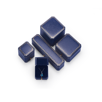 Boîte à bijoux carrée en cuir PU gris luxueux, bonne stabilité avec motif élégant pour colliers