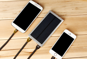 Involucro in alluminio di alta qualità super slim dual usb <span class=keywords><strong>powerbank</strong></span> solare 8000mah caricatore solare per il telefono mobile - Product Image 4