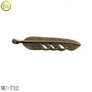 Forma di foglia di ottone dei monili del metallo hang tag logo in rilievo di fascino del metallo