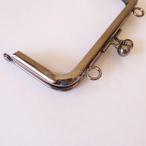 Pochette en métal de luxe sans nickel brossé, porte-monnaie avec boucles à chaîne - Product Image 3