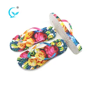 Últimas señoras zapatillas diseños de moda casual estilo al por mayor flip flops