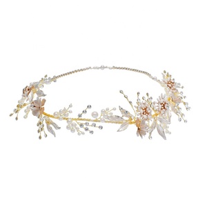 De cristal de lujo de <span class=keywords><strong>la</strong></span> perla de <span class=keywords><strong>la</strong></span> boda de <span class=keywords><strong>la</strong></span> hoja de oro pelo accesorios pendiente nupcial oro hecho a mano de cerámica Flor de las mujeres Tiaras coronas - Product Image 2