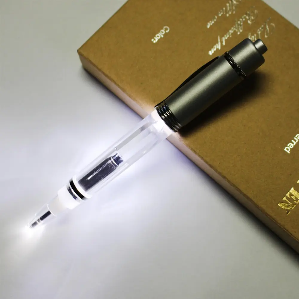 Pena Lampu LED Iklan Pena Logam Menyala dengan Lampu Warna Pena Menulis dan Membaca Dalam Kegelapan Malam