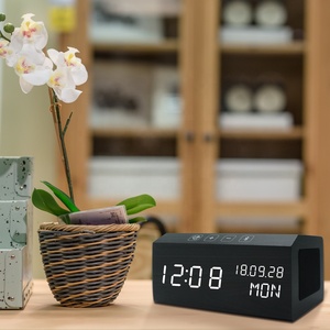 Bộ Sạc Di Động Không Dây Thời Trang 2023 Đồng Hồ Báo Thức Led Kỹ Thuật Số Có Loa - Product Image 4
