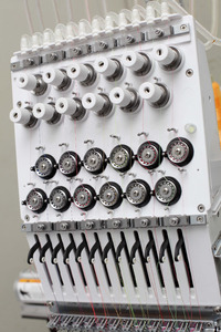 Totalmente Automático 2 Jefes de Equipo Bordado a Máquina Precio Para <span class=keywords><strong>La</strong></span> Ropa/Tapas/Apartamento - Product Image 3