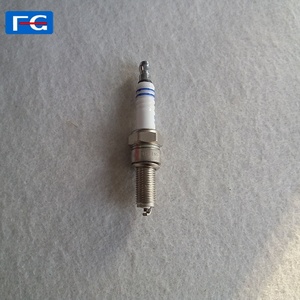 Bougie d'allumage indienne de moteur de <span class=keywords><strong>moto</strong></span> à <span class=keywords><strong>trois</strong></span> <span class=keywords><strong>roues</strong></span>/Tricycle UR6DE bougie d'allumage de Tricycle pour des pièces de bougie d'allumage de tricycle - Product Image 6