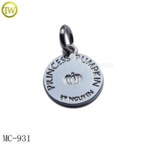 Liontin Label Perhiasan Logam Stempel Merek Pesona Ukiran Logo Perak Berkilau Kustom untuk Kalung