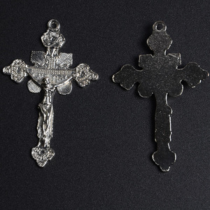 Crucifix catholique personnalisé en usine, <span class=keywords><strong>croix</strong></span> à bord évasé, crucifix papal, chapelet en métal, crucifix catholique - Product Image 4