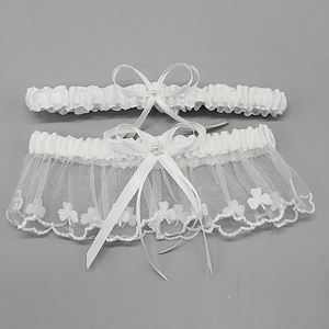 M8547 la jarretière Slim-Line est une bande de satin <span class=keywords><strong>ivoire</strong></span> simple accentué avec une petite fleur de fleur avec centre étincelant. - Product Image 1