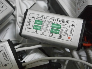<span class=keywords><strong>Driver</strong></span> <span class=keywords><strong>led</strong></span> <span class=keywords><strong>4</strong></span> ~ 7*1W alimentatore 300mA a corrente costante - Product Image 3