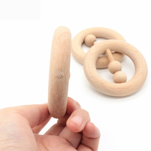 <span class=keywords><strong>Hochet</strong></span> rond en bois de 8cm avec 2 perles secouantes <span class=keywords><strong>Hochet</strong></span> en bois <span class=keywords><strong>Hochet</strong></span> en bois de hêtre <span class=keywords><strong>Anneau</strong></span> de dentition pour bébé - Product Image 6