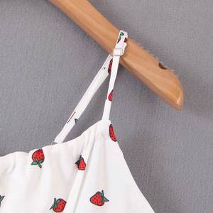 Abito da donna R10099S con stampa a fragole, scollo all'americana, schiena scoperta e pizzo. - Product Image 4