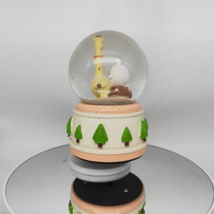 Vente en gros de boules à neige en résine style artificiel sur le thème des animaux et des modèles pour la décoration de la maison inspiré par l'anime et la musique - Product Image 4