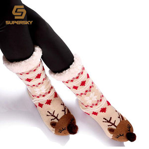 Chine usine cadeau de Noël <span class=keywords><strong>Beige</strong></span> cerf mignon Animal floue Pom Pom chaussons en tricot chaussettes - Product Image 2