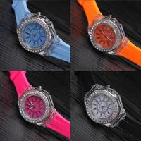 Montre classique à quartz pour femmes, bracelet en silicone avec design de diamant, offre spéciale, 7 couleurs différentes, unisexe, jouet à la mode