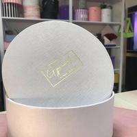Boîte d'emballage de luxe en carton blanc rond avec logo en feuille d'or pour fleurs, chocolats, bonbons et friandises