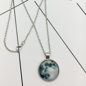 Collar con Colgante Redondo de Cristal con Diseño de Luna del Universo Galáctico, Collares Luminosos que Brillan en la Oscuridad - Product Image 3