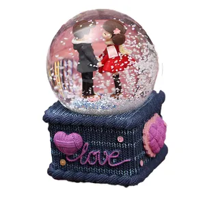 Hohe qualität hochzeit gefälligkeiten dekorative benutzerdefinierte newlyweds glas schneekugel souvenir