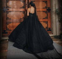 Robe de mariée noire à manches courtes en dentelle de style unique avec une longue traîne