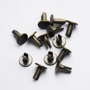<span class=keywords><strong>Rivet</strong></span> fendu <span class=keywords><strong>bifurqué</strong></span> gravé avec logo en laiton personnalisé - Product Image 2