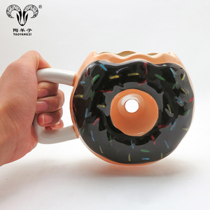 Taza de Cerámica con Forma de Donut - Delicioso Donut con Glaseado Rosa y Chispas - Divertido con la Inscripción... ¡Donuts! - Product Image 1