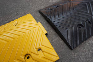 थोक कस्टम रोड पोर्टेबल बैरियर रबर स्पीड बम्प्स हैवी ड्यूटी डर्वे रबर स्पीड ब्रेकर - Product Image 4