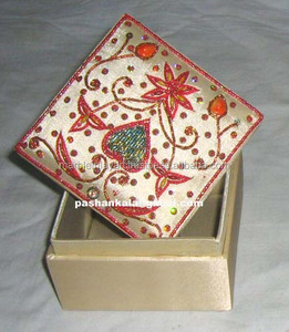 กล่องเครื่องประดับตกแต่งทรงสี่เหลี่ยม งานปักดิ้นทองทำมือสวยงาม ปรับแต่งได้ ยี่ห้อ HG รุ่น A6465 สำหรับเป็นของขวัญทางธุรกิจ - Product Image 1