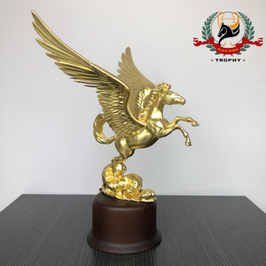 รางวัลรูปปั้นม้าโลหะเคลือบทองแบบกำหนดเองได้ รูปปั้นม้าบิน งานหล่อประดับตกแต่งโต๊ะทำงาน ของที่ระลึกรูปม้าสีทอง - Product Image 3