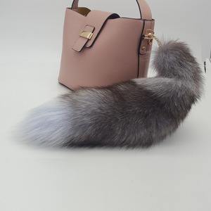 ALICEFUR Ciondolo per Borsa in <span class=keywords><strong>Pelliccia</strong></span> di <span class=keywords><strong>Volpe</strong></span> Blu Argento di Alta Qualità, <span class=keywords><strong>Pelliccia</strong></span> Naturale Grezza Spessa e Soffice per Portachiavi - Product Image 1