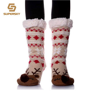 Chine usine cadeau de Noël <span class=keywords><strong>Beige</strong></span> cerf mignon Animal floue Pom Pom chaussons en tricot chaussettes - Product Image 1