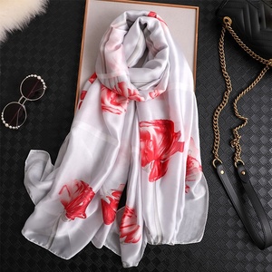 Longueur Imprimer Style Nouveau Matériel Mat Satin Soie Foulards <span class=keywords><strong>Grande</strong></span> Taille Femmes Wrap Écharpe Impression Florale D'été Plage Châle Wrap - Product Image 2