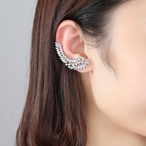 LUOTEEMI <span class=keywords><strong>Pendientes</strong></span> Ear Cuff con Pin Hipoalergénico para Mujer con Alas de Ángel de Circonita Cúbica de Lujo, Encantadores y con Personalidad - Product Image 3