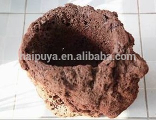 красный базадьт горшок украшены каменными